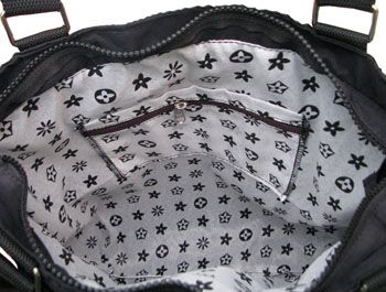 Bolsa de ombro em Nylon resinado impermeável.